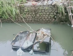Banjir Bandang Cicukang, Pick Up Terjun ke Sungai dan Hanyut!