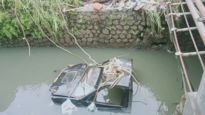 Banjir Bandang Cicukang, Pick Up Terjun ke Sungai dan Hanyut!