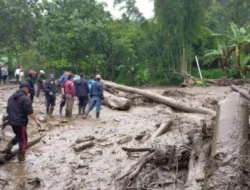 Hujan Deras Picu Longsor dan Banjir di Puncak Bogor, 12 Keluarga Terdampak