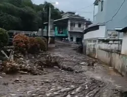 Hujan Deras Picu Banjir di Majalaya, Tanggul Jebol Rendam Permukiman Warga