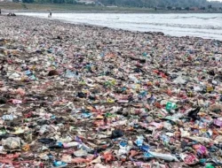 Menanti “Keajaiban” di Balik Tumpukan Sampah Pesisir Sukabumi