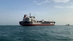Kapal Tanker Mulai Melintasi Selat Hormuz, Harga Minyak Dunia Anjlok 3 Persen