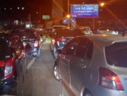 Arus Menuju Sukabumi dari Gerbang Tol Parungkuda Terhenti Akibat One Way
