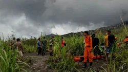 Senin Pagi Gunung Dukono Masih Erupsi dan Mengeluarkan Abu