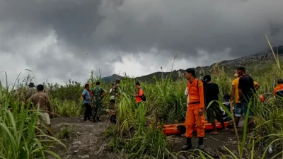 Senin Pagi Gunung Dukono Masih Erupsi dan Mengeluarkan Abu