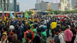 Mahasiswa Diblokade Aparat di Bundaran HI, Lalu Lintas Sudirman Arah Monas Tersendat