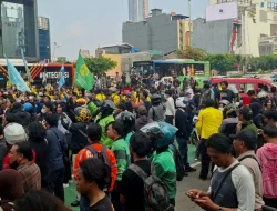 Mahasiswa Diblokade Aparat di Bundaran HI, Lalu Lintas Sudirman Arah Monas Tersendat