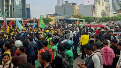 Mahasiswa Diblokade Aparat di Bundaran HI, Lalu Lintas Sudirman Arah Monas Tersendat